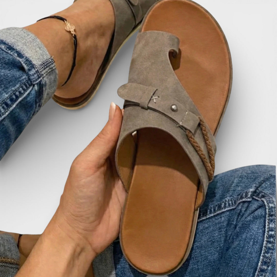 Women's Flat Sandals with Toe Straps